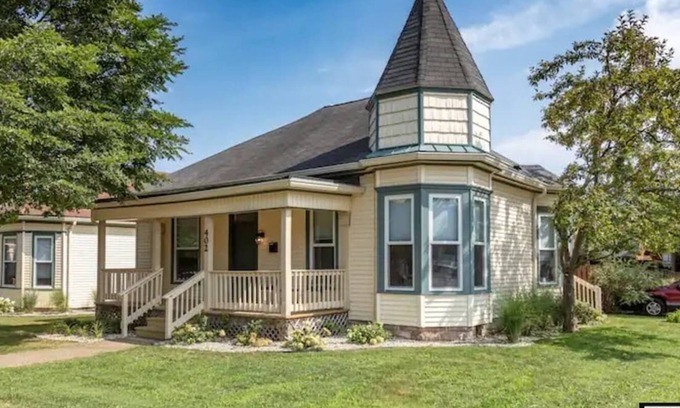 Bloomington House | Big Woods BNB! 402-4BR/2BA