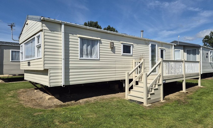 Dymchurch House | Bijou - 2 bedrooms with decking sleeps 6