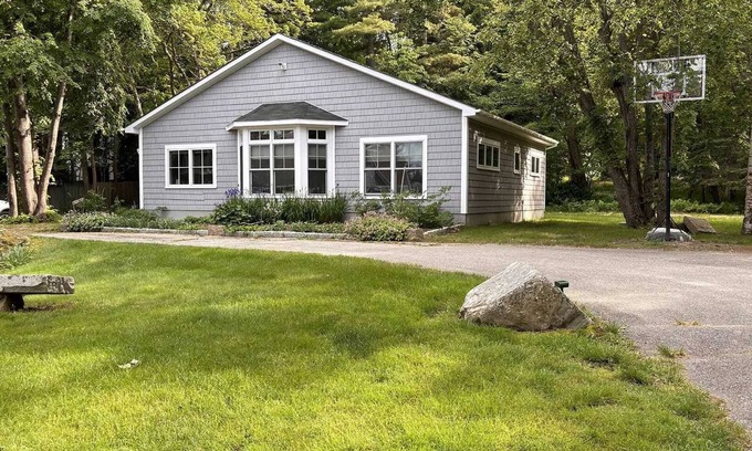 Bar Harbor Cottage | Bijou By The Bay-Guest House on large waterfront estate, short walk to Bar Harbor