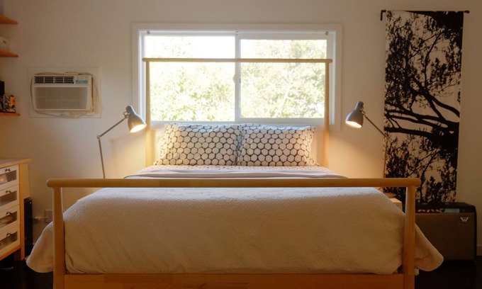 Hood River Apartment | Bike friendly Room with Semi-private Entrance and Spa Bathroom