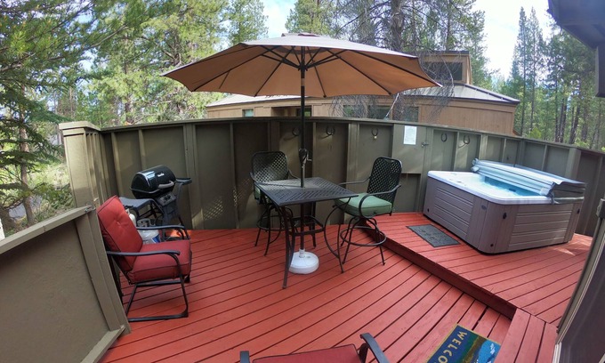 Sunriver House | Bikes close to Sunriver Village and SHARC Passes! Private hot tub!