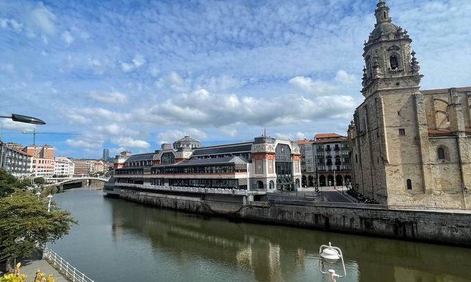 San Francisco Apartment | Bilbao with views of the Ría and San Antón church