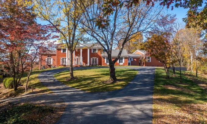Asheville House | BillsMore Estate! 9 acres with amazing views & trails. 11 minutes to downtown