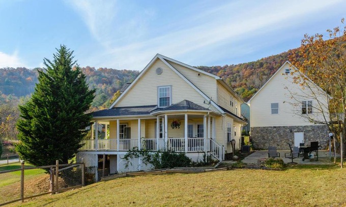 Asheville House | Biltmore Basecamp - MNT Views - 6 King Bedrooms
