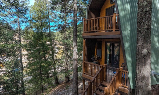 Cloudcroft Cabin | "Birds of a Feather" 2/2 Mountain Chalet, 2 miles to Cloudcroft, Pet Friendly