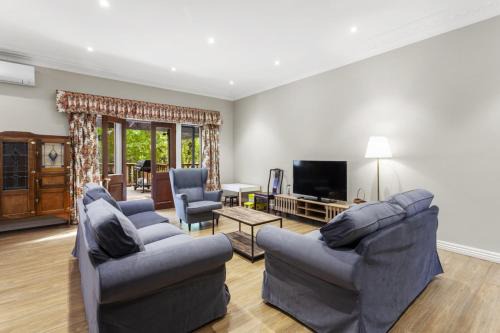 Wentworth Falls House | Birdstow Spacious peaceful Stay Sleeps Ten