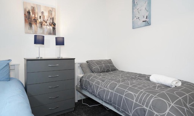 Edgbaston Apartment | BIRMINGHAM COPLOW, 3 bedrooms house, with 6 beds, 2x doubles beds, 3x singles beds and 1 sofa-bed,sleeps people