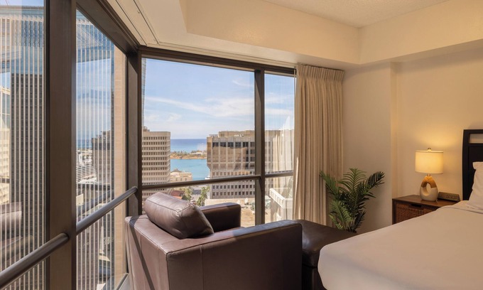 Downtown Honolulu Condo | Bishop Suites at Executive Center Ocean View 1 Bedroom Suite + Full Kitchen