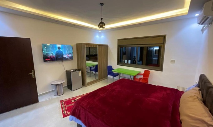 Jerash Apartment | Black IRIS