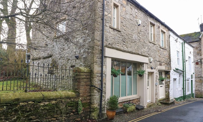 Grassington Apartment | BLACKSMITH COTTAGE, pet friendly, with a garden in Grassington