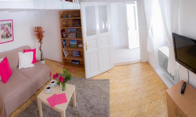 Nepszinhaz negyed Apartment | Blaha's Little Dream