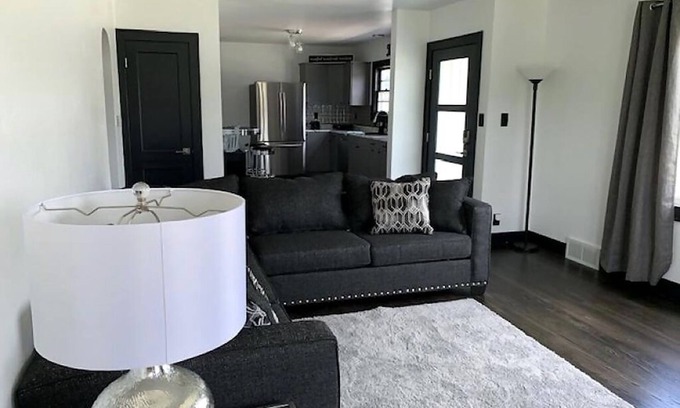 Ashwaubenon House | Blocks from Lambeau Field!