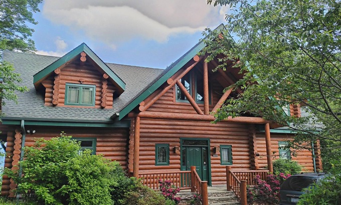 Apple Ridge Cabin | Blowing Rock Fabulous Log Cabin with Great Views. Upscale newer large home