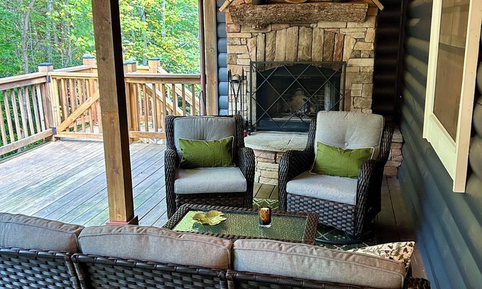 Cashiers Cottage | Blue Bear Cottage -Mins to Cashiers, Indoor & Outdoor Fireplaces, & Trail Access