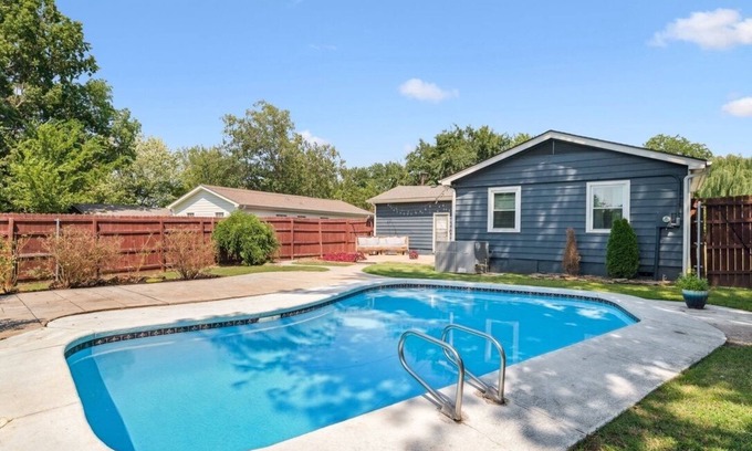 Broken Arrow House | Blue Cedar Poolside Retreat: 3-bedroom home in Broken Arrow with full amenities