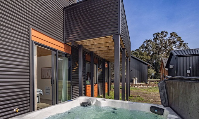 Ohakune Ski Chalet | Blue Door Chalet - Ohakune Bach with spa. Close to town centre.