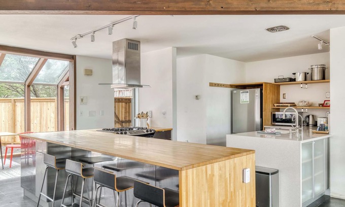 Surf Pines House | Blue Heron | Modern Coastal Retreat + Hot Tub