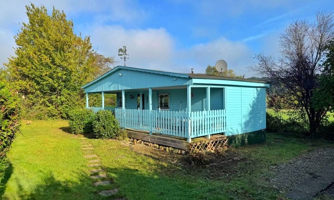 Rhodes Cabin | Blue house just 2 minutes from the Parc Animalier de Saint Croix!