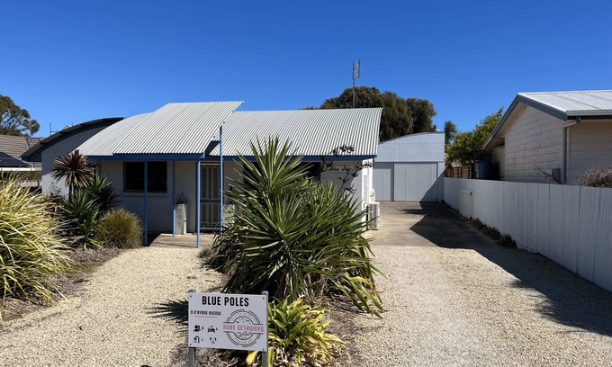 Waterhouse House | Blue Poles - Pet Friendly Outside