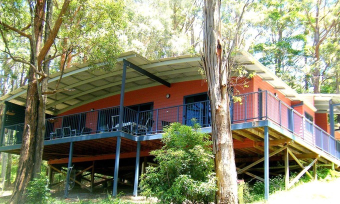 Smiths Lake House | Blue Poles - Tune in to Naturen