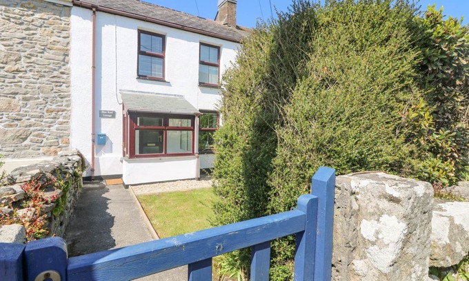 Pendeen Cottage | BLUE REEF COTTAGE, family friendly, with open fire in Pendeen