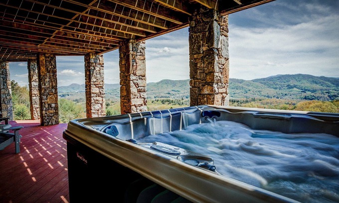 Clyde House | Blue Ridge Escape: Stunning views, tons of space, hot tub, Tesla Charger and more!