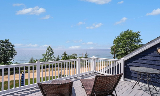 Miami Park House | Blueberry Bluff | Gorgeous Lakeview Retreat | Beach Access| Jacuzzi Tub