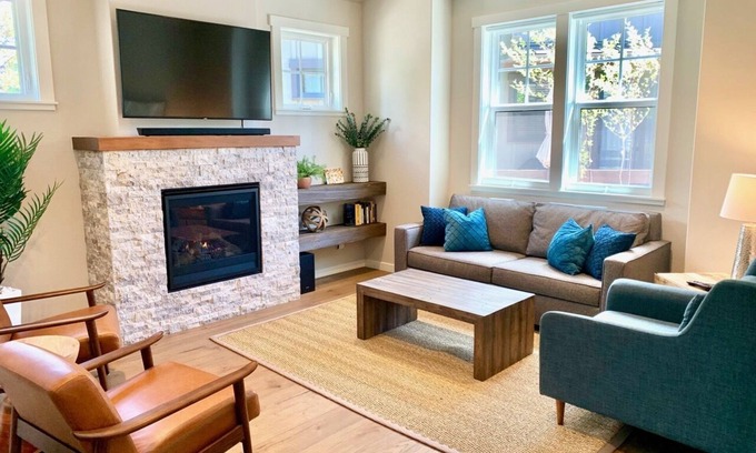 Sagewood House | Bluebird Day - River Trail House