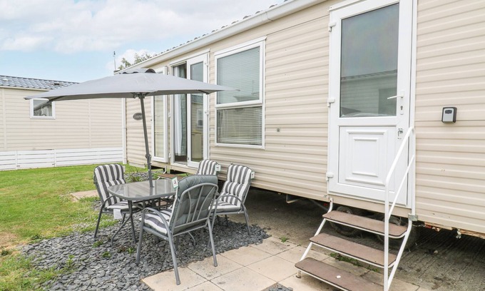 Clacton-on-Sea Cottage | BLUEBIRD, pet friendly, country holiday cottage, with pool in Jaywick
