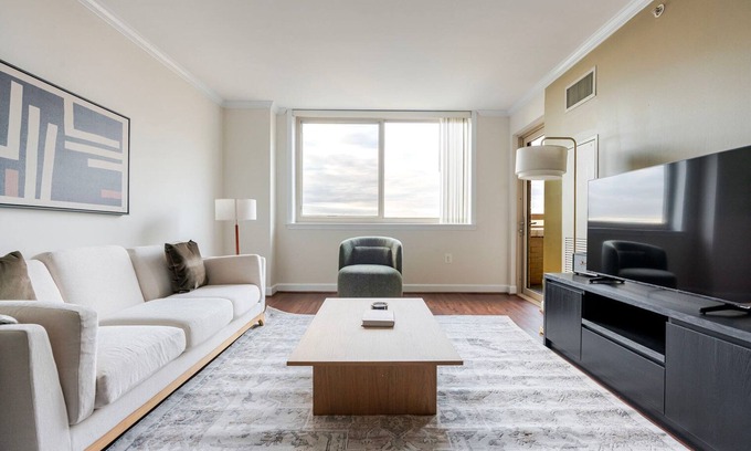 Ballston Apartment | Blueground | Ballston, pool, nr Arlington Cemetery