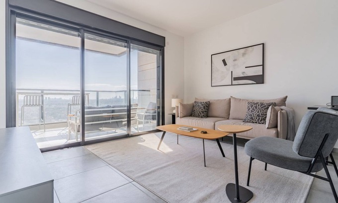 Tel Aviv Apartment | Blueground | Bitzaron, Spacious, Balcony (TLV-40)