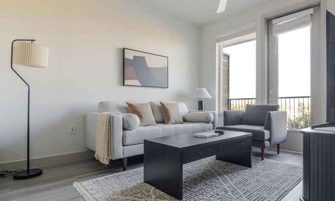 Del Valle Apartment | Blueground | Del Valle, pool, nr McKinney Falls