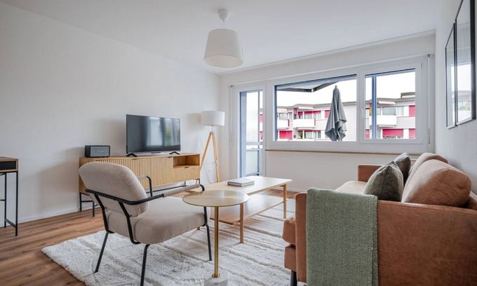 Dietikon District Apartment | Blueground | Dietikon, view, nr Uetliberg