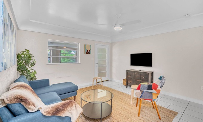 Dania Beach House | Bluewave Bungalow #1 | Cozy & Charming Getaway