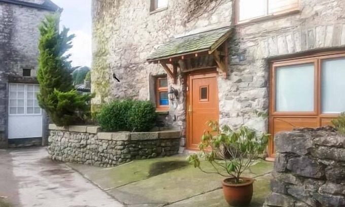 Allithwaite Cottage | BOARBANK FARM, pet friendly, with a garden in Allithwaite