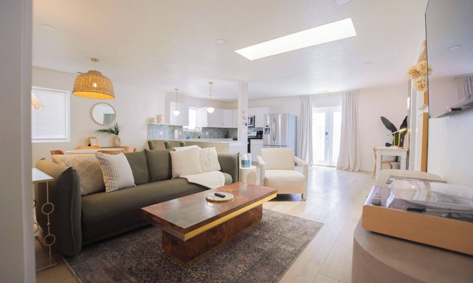 South Broadway House | Bohemian Chic an Eclectic Escape+Hot Tub+Pet Friendly+No Pet Fee!