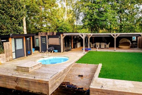 Loosdrecht Apartment | Bohemian included boat supboards and pool 5 minutes by boat from parking to the bohemien