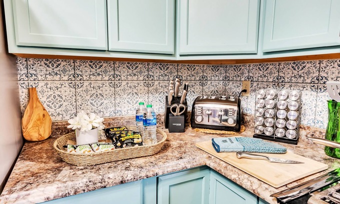 Northeast Anchorage Condo | Boho Design Couples Retreat, office & full kitchen