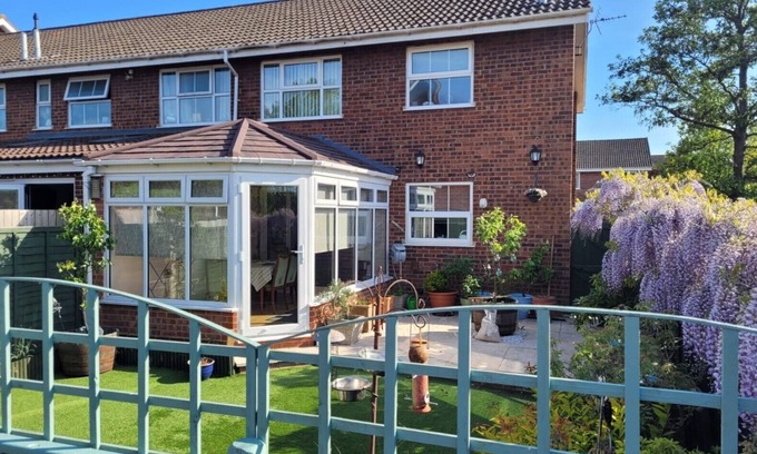 Cheltenham House | Bond House - Spacious Family Home, Quiet Area