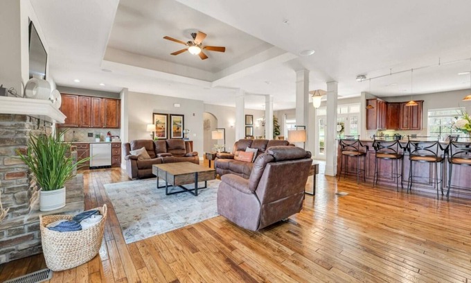 Branson House | Bond Over Breakfast, Not Bathroom Lines – 4BD Suites–One-Level–Great Location!