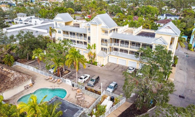 Bonita Shores Hotel | Bonita Beachwalk 304A