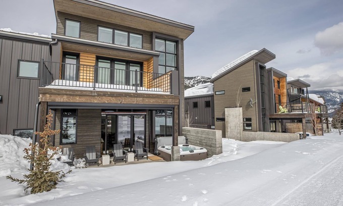 Big Sky Meadow Village Condo | Book A Festive Stay Today! Modern Condo on Fairway #2! 5 Minutes From Town!