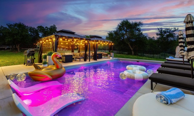 Driftwood House | Book Now! Lux 5BR Estate w/Pool Hot Tub Movie