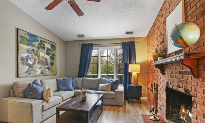 Des Plaines House | Book Now! Peaceful 2bed/2bath home