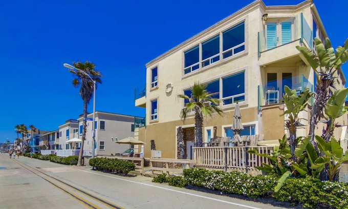 Mission Beach Condo | BOOK THIS AMAZING OCEANFRONT CONDO RIGHT IN MISSION BEACH! GREAT AMMENTIES.