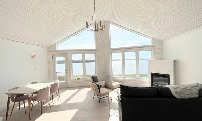 Brackley Beach House | Booking Summer 2025! WATERFRONT 3BDRM BRACKLEY BAY with A/C