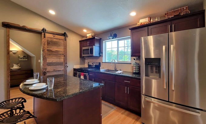 Grants Pass Apartment | Bookstayhop- Sungate Above