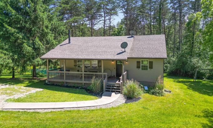 New Plymouth Cottage | Boondocks Bungalow | Hocking Hills