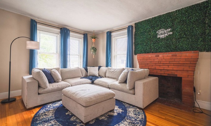 Revere Apartment | Boston 4BD-5 min walk to Train&Beach/10min-Airport-Free Parking