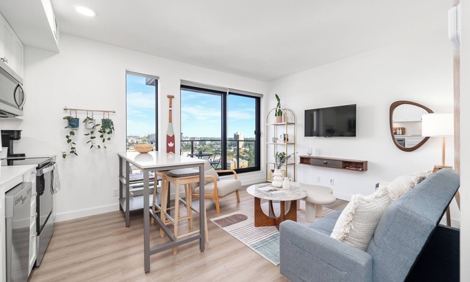 Crescent Heights Condo | Bougie - Bohemian Luxury Condominium in Bridgeland! 10 Min walk to Downtown.